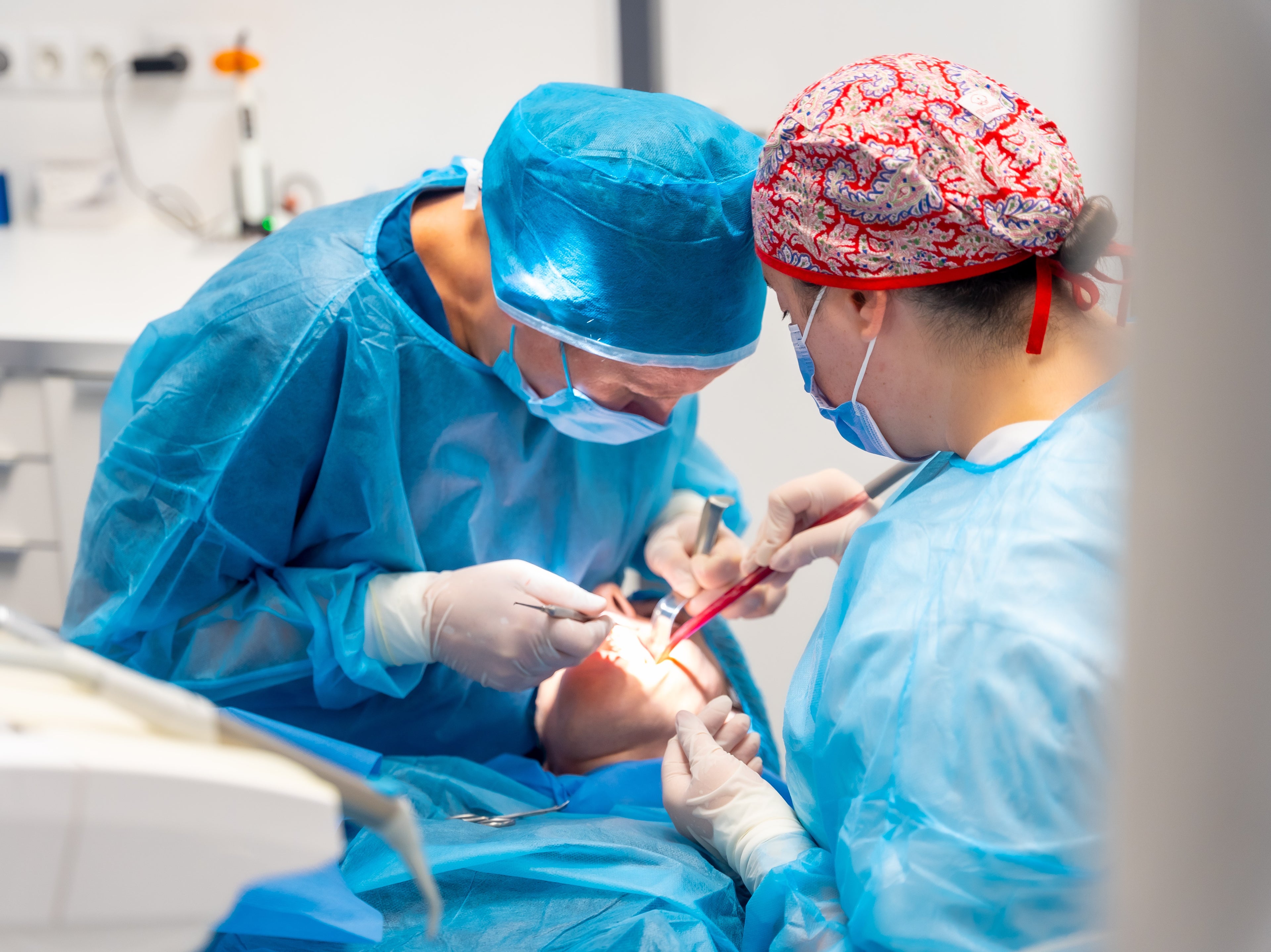 Plastic surgeon reprimanded over surgical incident and poor documentation - Avant