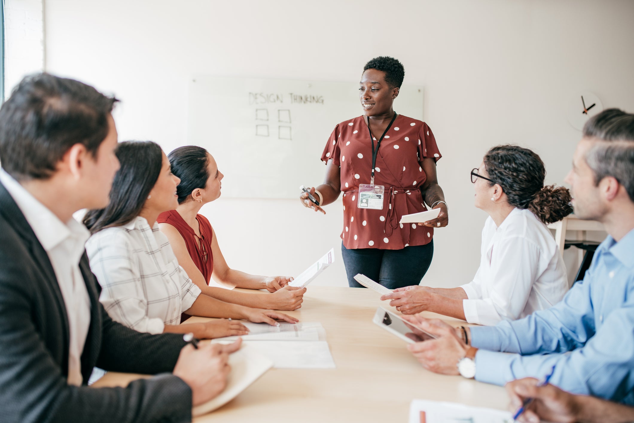 woman-teaching-team-members