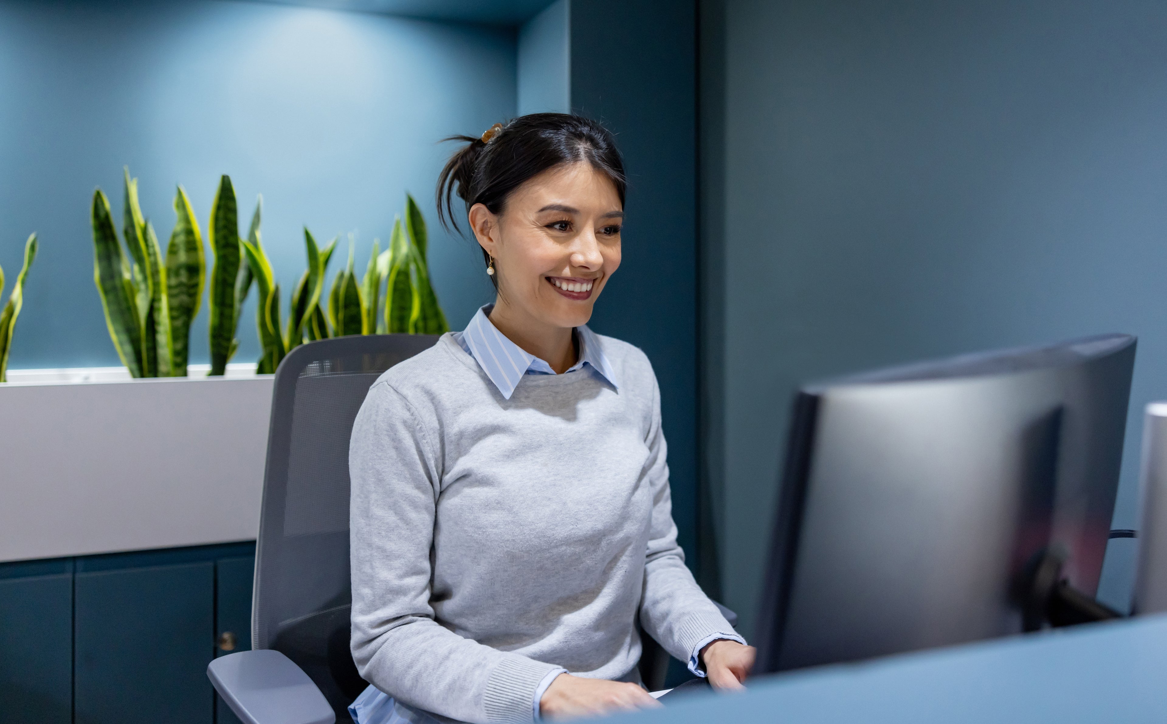 lady smiling at computer