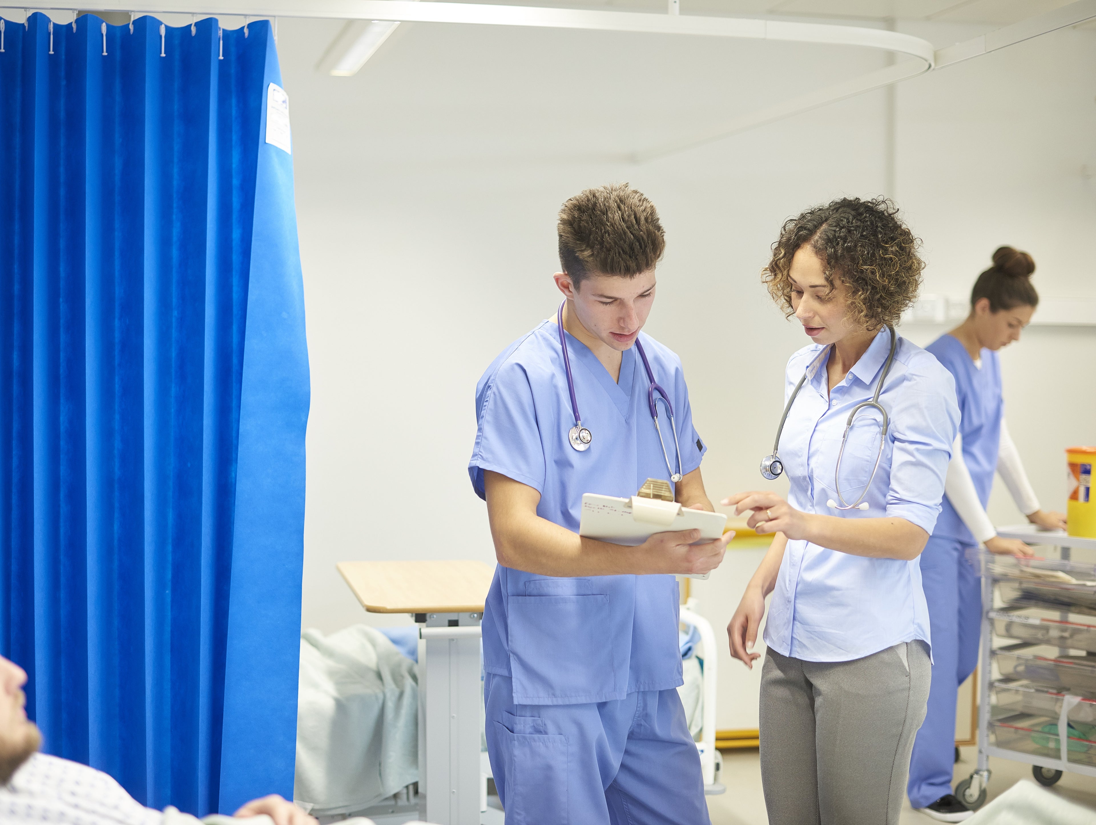 Junior doctor talks to senior