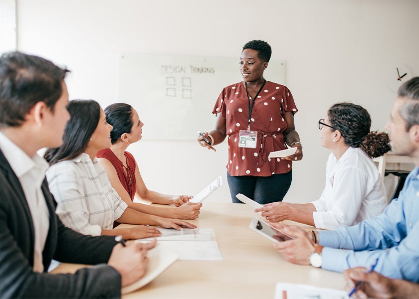 woman-teaching-team-members